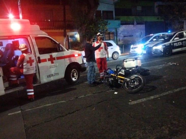 Motociclista es impactado por camioneta en avenida Ávila Camacho de Xalapa