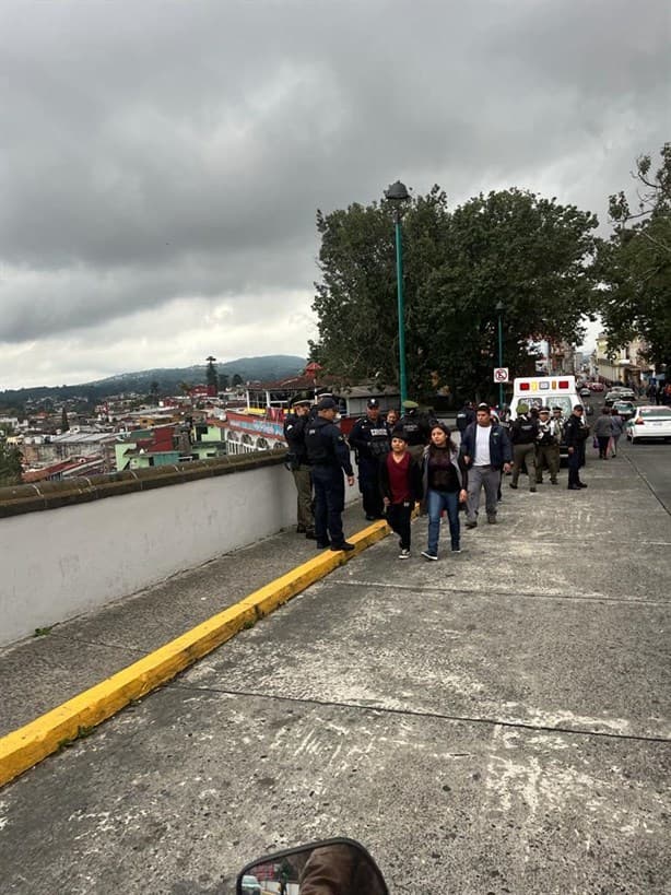 Intenta arrojarse del puente Xallitic, en Xalapa; policías lo evitan
