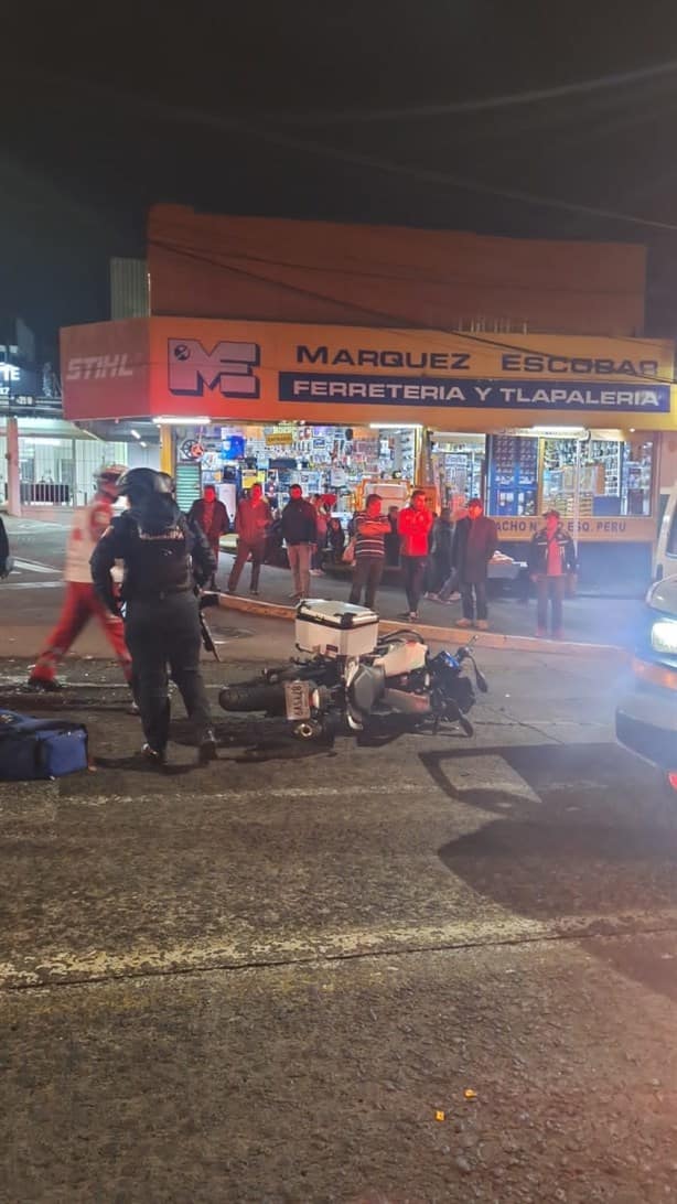 Motociclista es impactado por camioneta en avenida Ávila Camacho de Xalapa