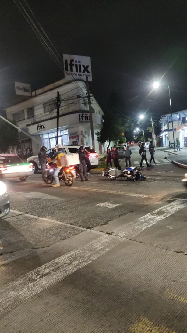Motociclista es impactado por camioneta en avenida Ávila Camacho de Xalapa