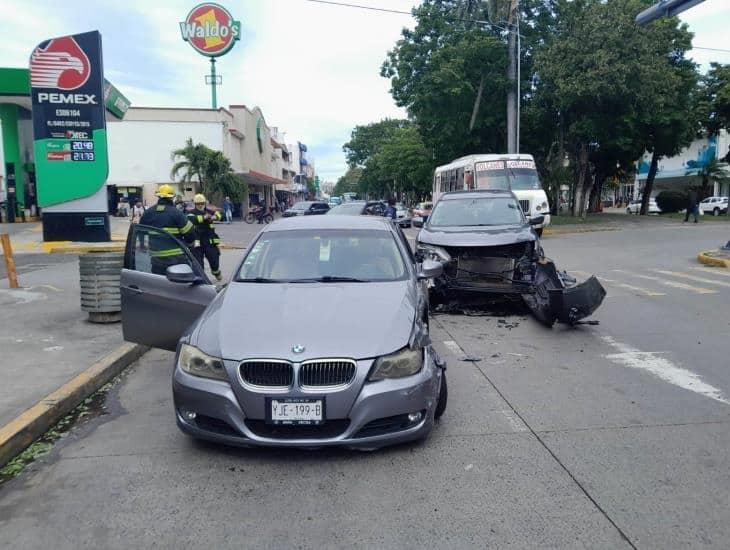 Dos automóviles en Veracruz se impactan y dejan importantes daños materiales