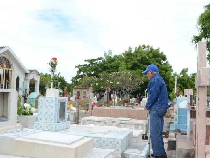 Bernardo tiene más de 50 años visitando a su madre en panteón de Veracruz