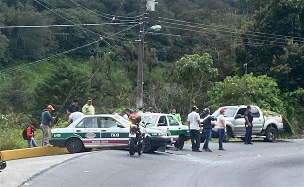 ¡Carambola! Dos taxis y un auto protagonizan choque en carretera Banderilla-Naolinco