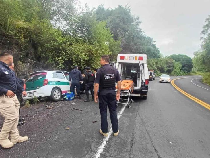 Dos lesionados deja choque de taxi de Xalapa y camioneta en curvas de Plan del Río