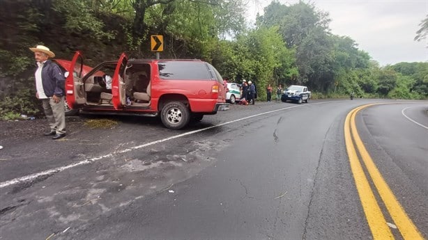 Dos lesionados deja choque de taxi de Xalapa y camioneta en curvas de Plan del Río