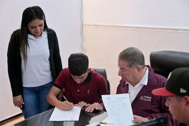 Joven de Tuxpan firma con Diablos Rojos de México