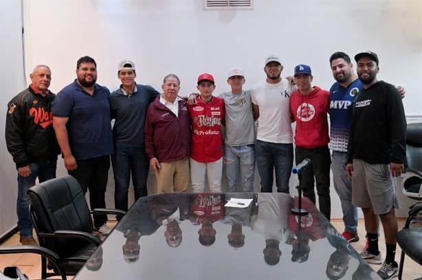 Joven de Tuxpan firma con Diablos Rojos de México