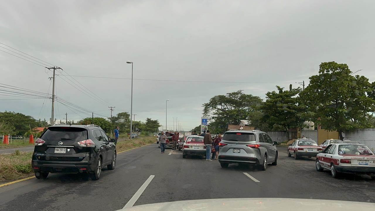 Taxis hacen carambola al chocar en carretera Boca del Río-Paso del Toro