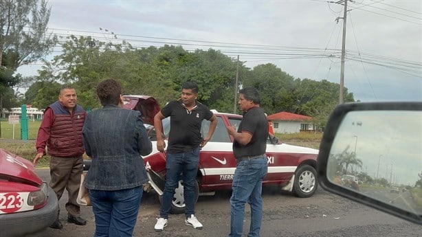 Taxis hacen carambola al chocar en carretera Boca del Río-Paso del Toro