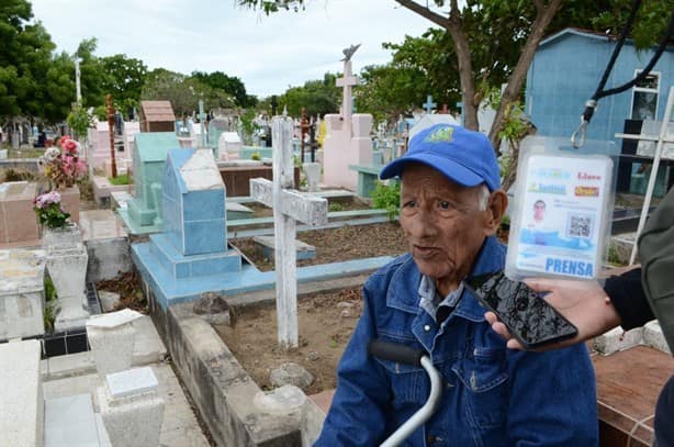 Bernardo tiene más de 50 años visitando a su madre en panteón de Veracruz