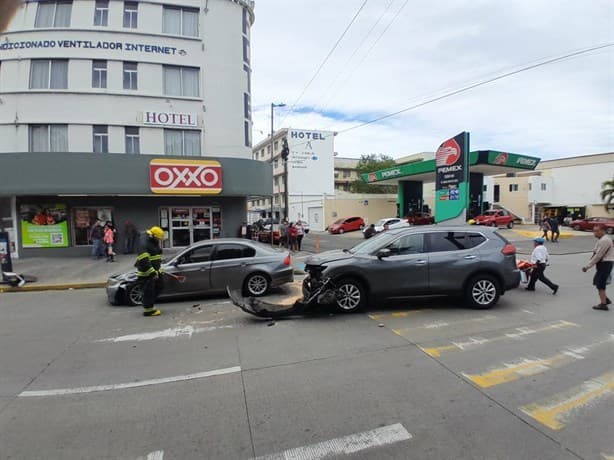 Dos automóviles en Veracruz se impactan y dejan importantes daños materiales