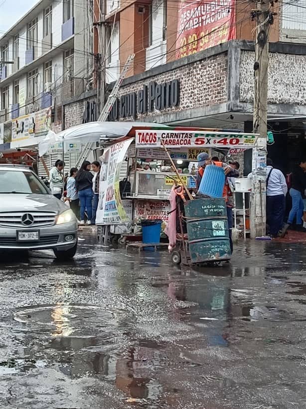 Mercados de Veracruz están inundados de aguas negras