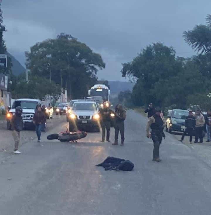 Jóvenes motociclistas se accidentan en la Orizaba-Tehuacán; hay un muerto
