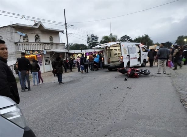 Jóvenes motociclistas se accidentan en la Orizaba-Tehuacán; hay un muerto