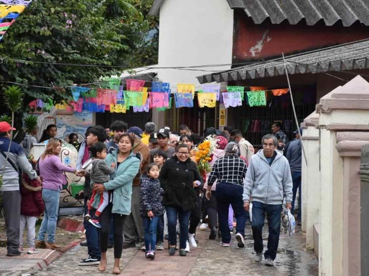 Día de Muertos: Familias abarrotan cementerios del centro de Veracruz