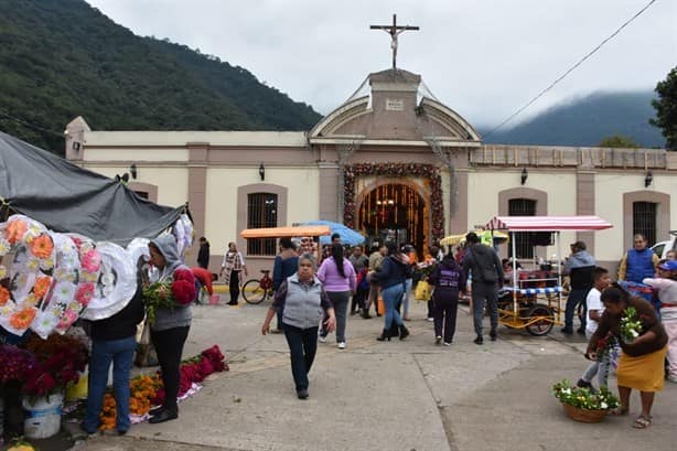 Día de Muertos: Familias abarrotan cementerios del centro de Veracruz