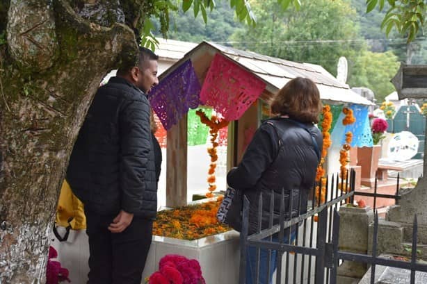 Día de Muertos: Familias abarrotan cementerios del centro de Veracruz