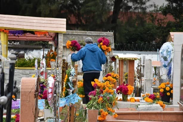 Día de Muertos: Familias abarrotan cementerios del centro de Veracruz