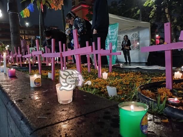 Feministas colocan antiofrenda en Orizaba para visibilizar violencia feminicida