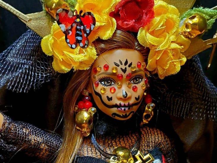 Extranjera radicada en Veracruz se inspira en Angela Aguilar para vestir a Barbie