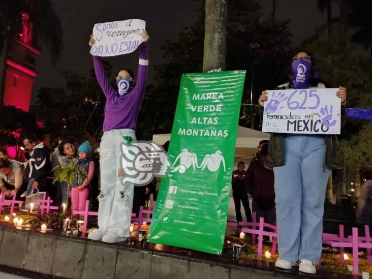 Feministas colocan antiofrenda en Orizaba para visibilizar violencia feminicida