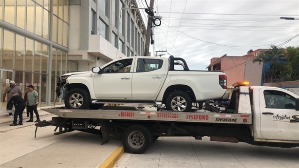 Camioneta se estrella contra edificio del IVD en Boca del Río | VIDEO