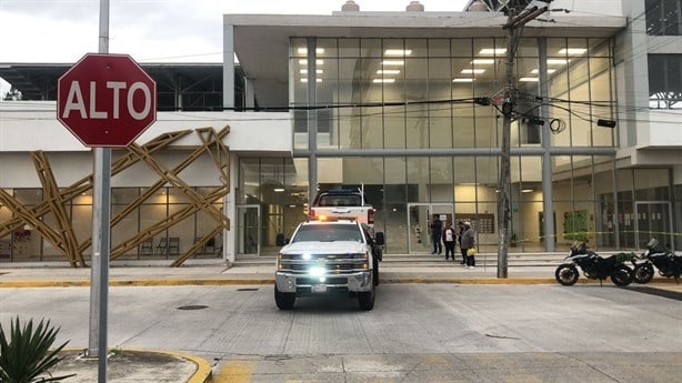 Camioneta se estrella contra edificio del IVD en Boca del Río | VIDEO