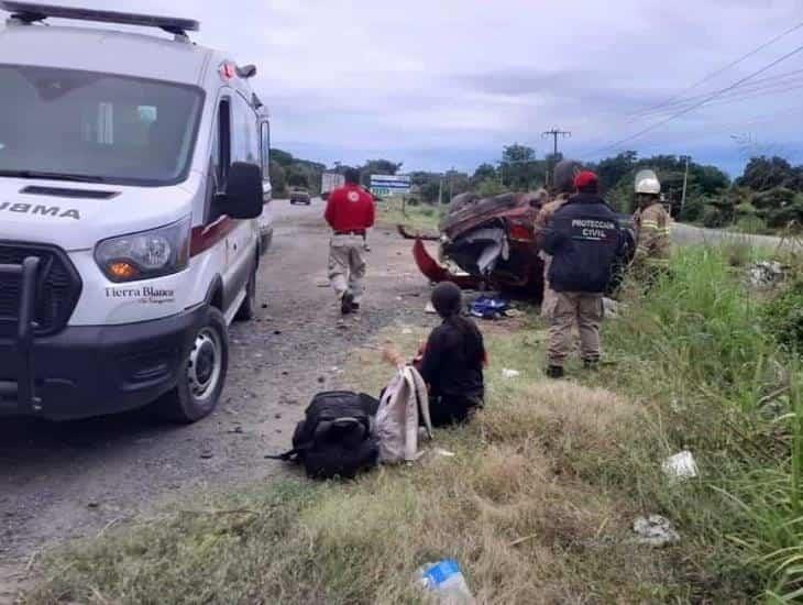 Camioneta en Tierra Blanca termina volcada y deja 3 lesionados