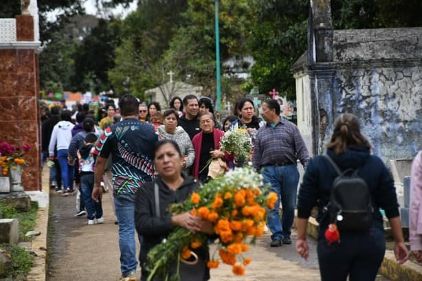 Flores, música,  comida y reguiletes, llevan decenas a panteones de Xalapa