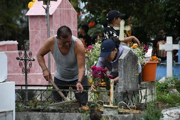 Flores, música,  comida y reguiletes, llevan decenas a panteones de Xalapa