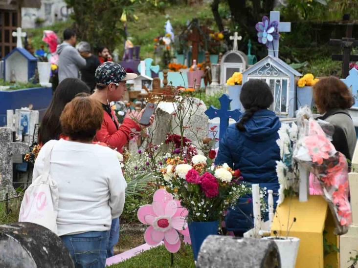 Flores, música,  comida y reguiletes, llevan decenas a panteones de Xalapa