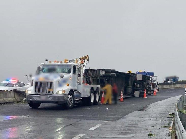 Tráiler con frutas y legumbres vuelca en el libramiento de Xalapa