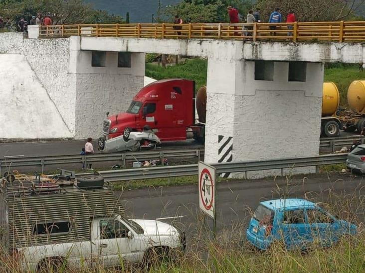 Vuelca auto en trébol de Jalapilla; 3 personas heridas