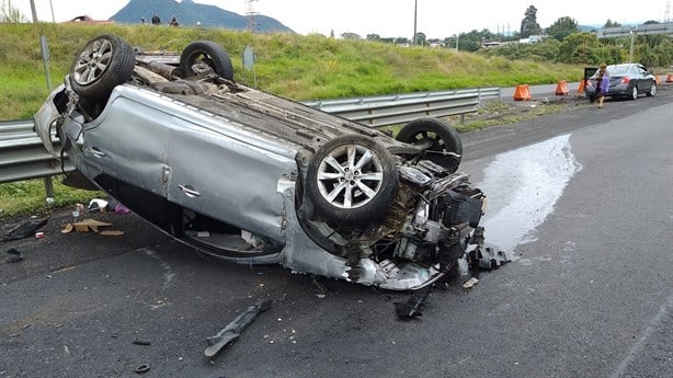 Vuelca auto en trébol de Jalapilla; 3 personas heridas