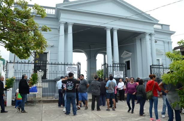 Aumenta la afluencia en panteones de Veracruz este 2 de noviembre