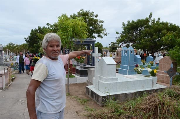 Cuidador de panteones de Veracruz dice haber visto fantasmas, rituales y al diablo