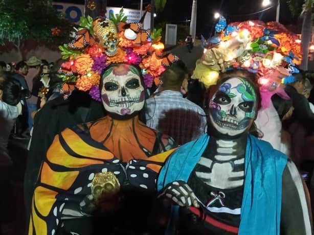 Ni la llovizna detiene desfile de catrinas en Boca del Río
