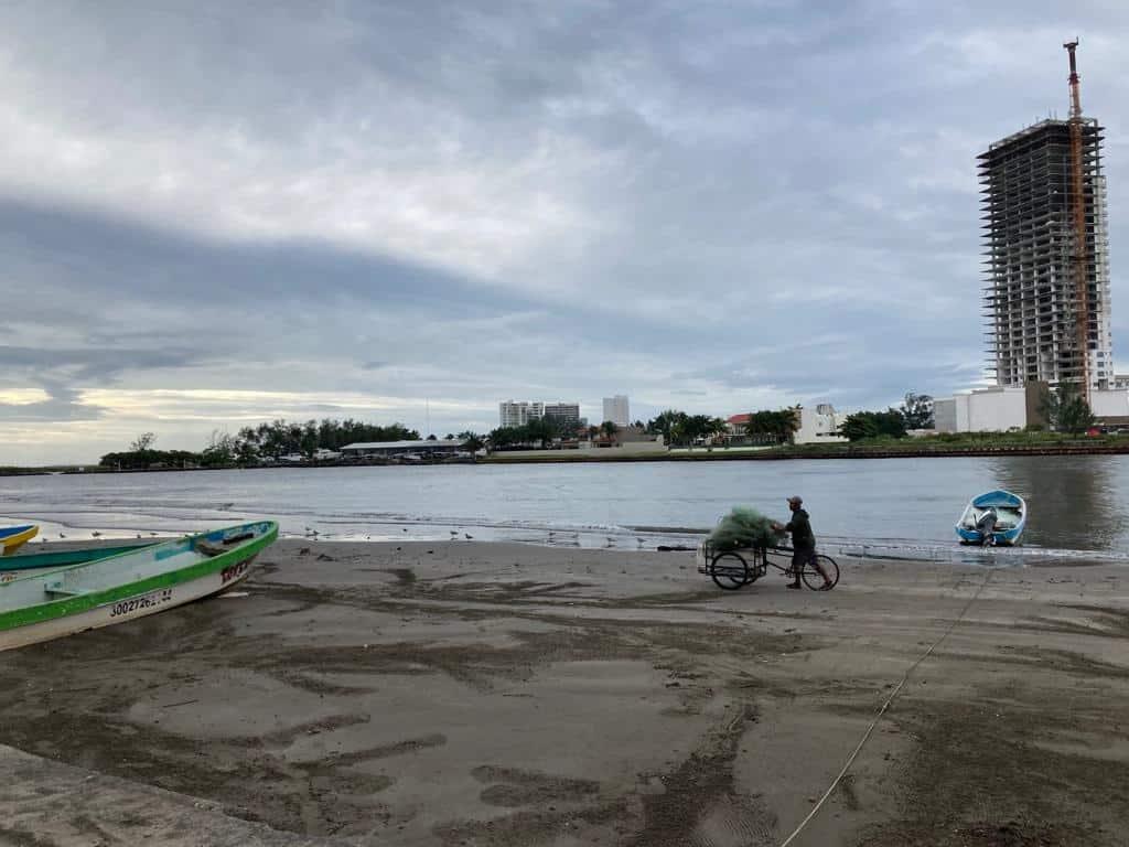 Pescadores de Veracruz a la deriva por mal tiempo