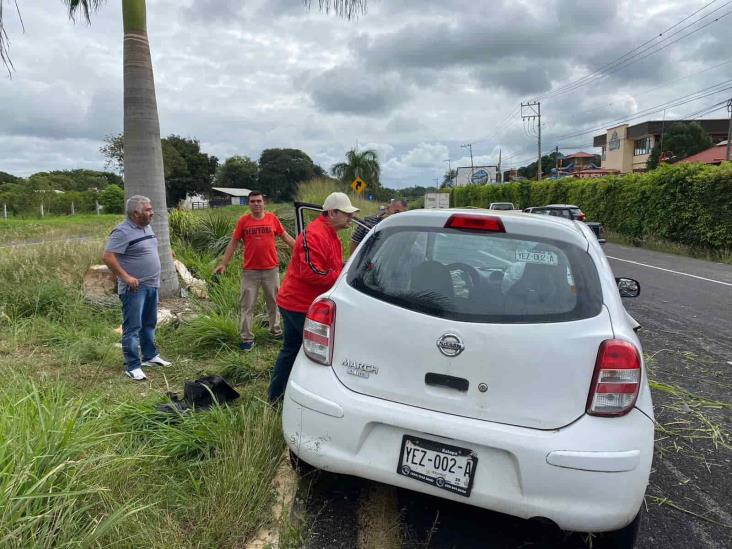 Auto choca contra palmera en Dos Ríos, sobre la carretera federal