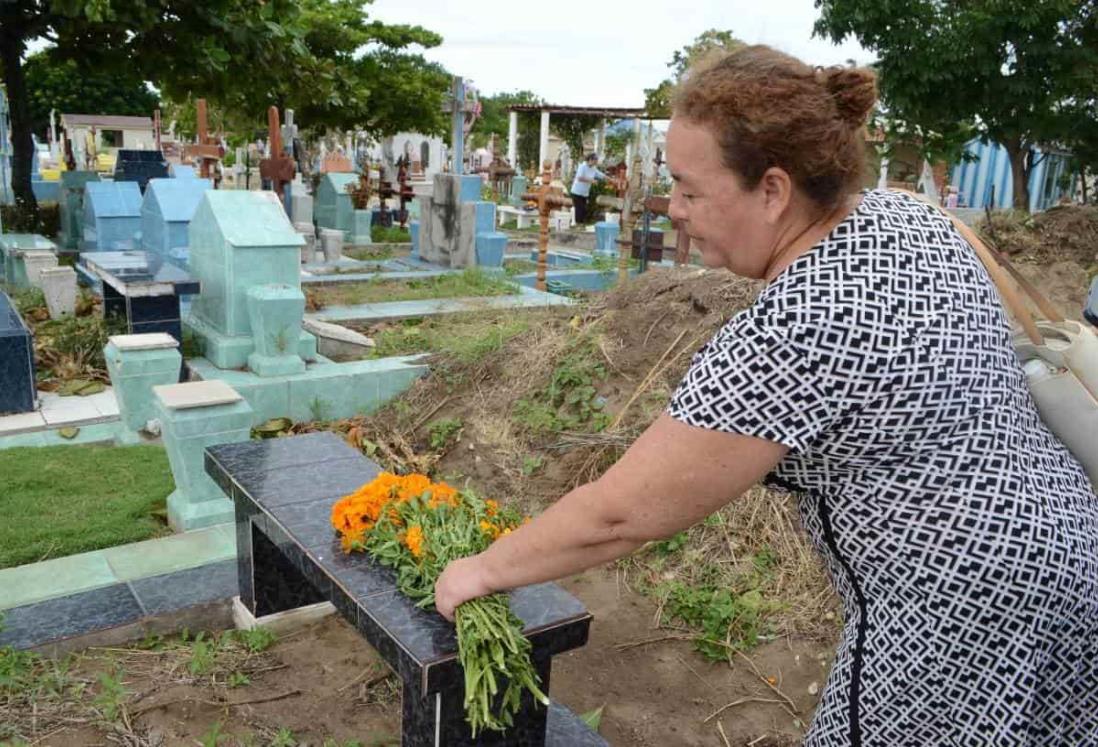 Jóvenes se alejan de las tradiciones del Día de Muertos, prefieren Halloween