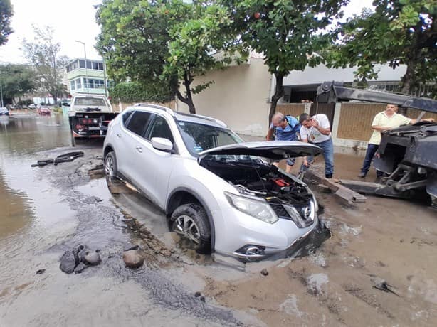 Camioneta se hunde en enorme socavón en fraccionamiento Moderno, Veracruz