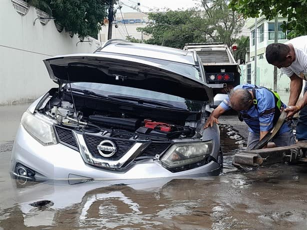 Camioneta se hunde en enorme socavón en fraccionamiento Moderno, Veracruz