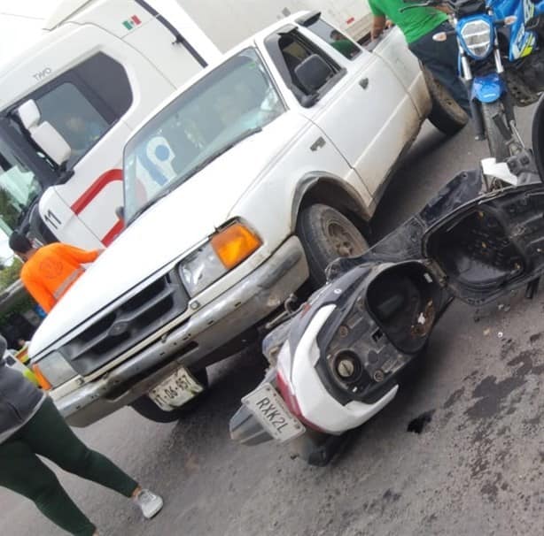 Camioneta choca contra conductora de motoneta en Tierra Blanca