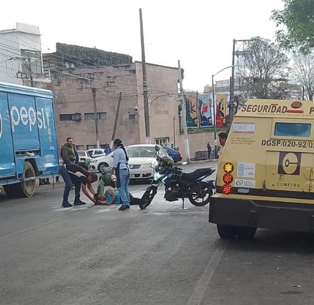 Motociclista arrolla a mujer en calles de Xalapa