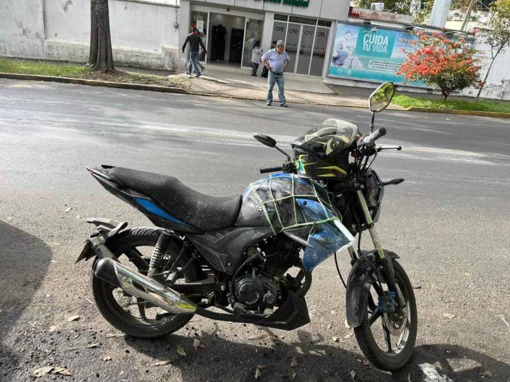 Motociclista arrolla a mujer en calles de Xalapa