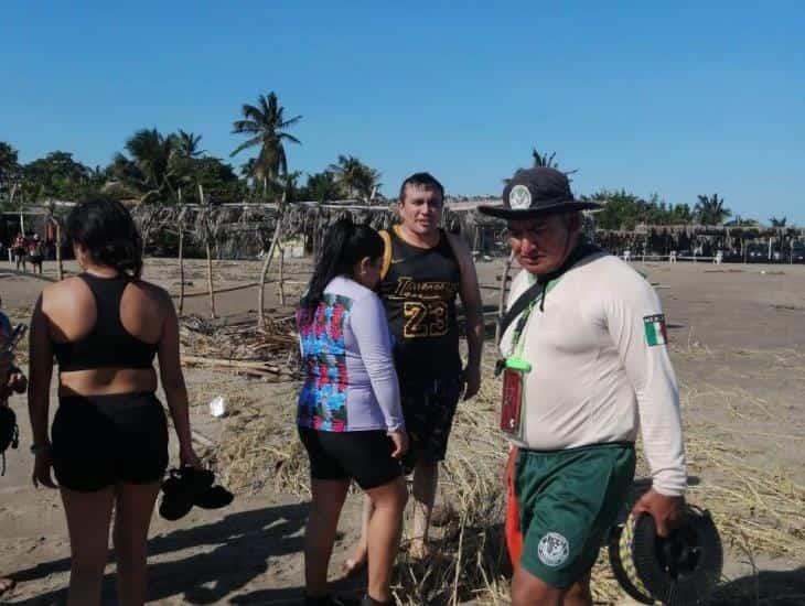 En playa Chachalacas un hombre ebrio finge ahogarse y moviliza a personal de emergencias