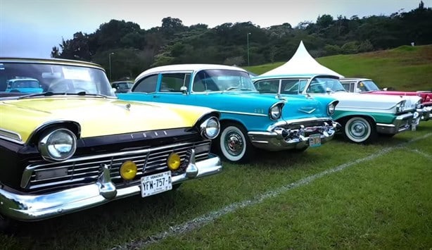 Expo de 120 autos antiguos conquista Xalapa con una buena causa