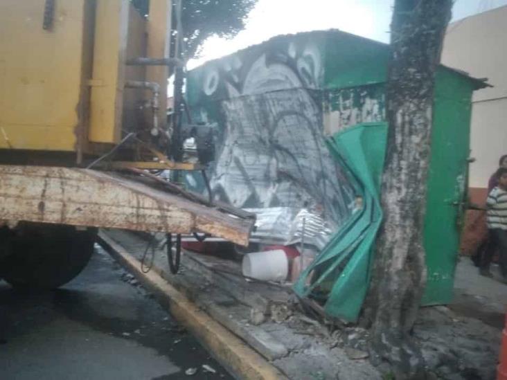 Camión de volteo aplasta puesto de comida en avenida de Xalapa