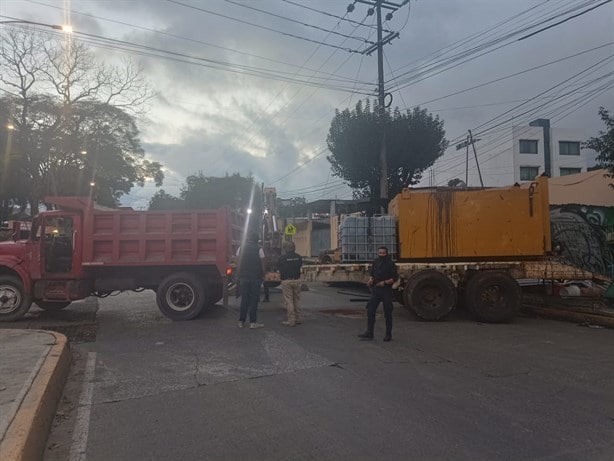 Camión de volteo aplasta puesto de comida en avenida de Xalapa