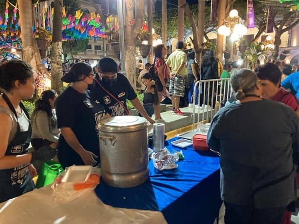 Jarochos y turistas disfrutan de tamaliza en el zócalo de Veracruz